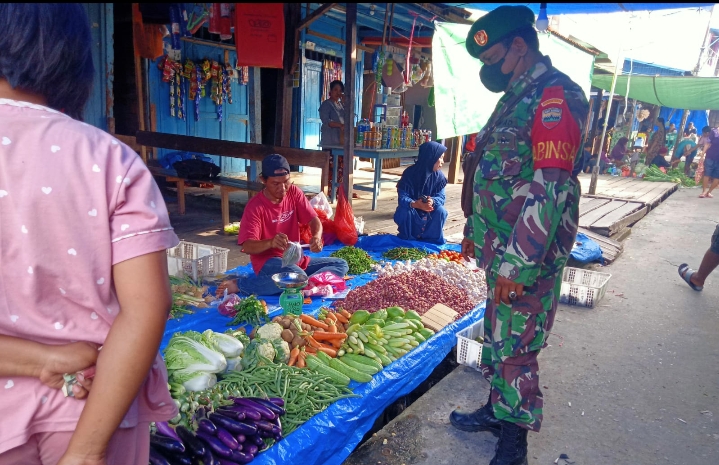 Babinsa Kodim 0314/Inhil, Serda Ilyas Lakukan Pemantauan dan Pengecekan Harga Sembako