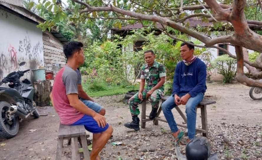 Ciptakan Harmonisasi, Babinsa Koramil 04/PP Gelar Komsos Bersama Warga