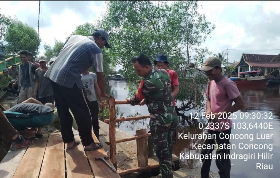 Gotong Royong di Kelurahan Concong Luar: Upaya Babinsa Koramil 04/Kuindra untuk Meningkatkan Kualitas Hidup Masyarakat
