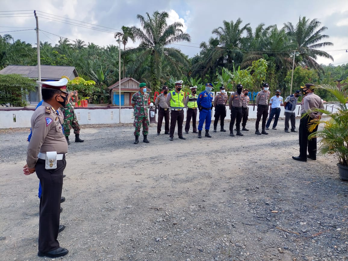 Koramil 09/Kemuning Terus Pantau Arus Lalu Lintas dan Protkes di Posko Pengamanan Natal dan Tahun Ba