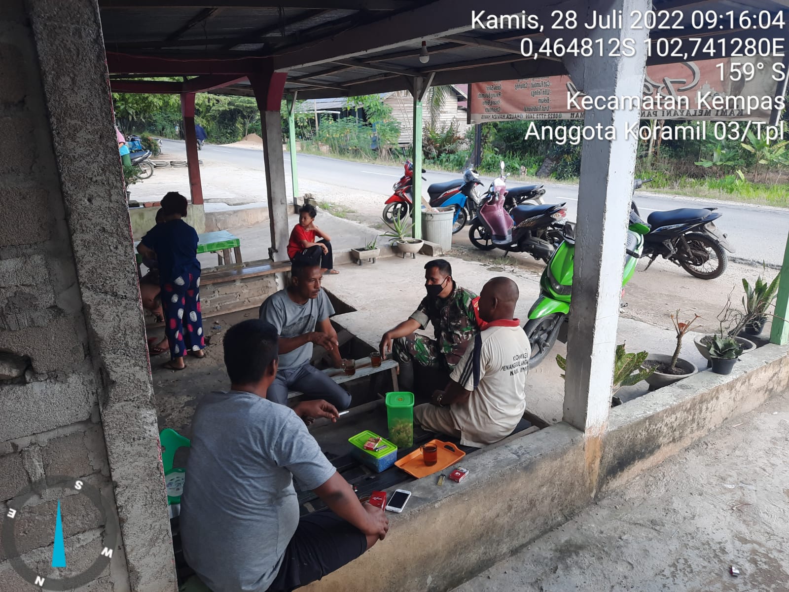 Komsos dengan Tokoh Pemuda, Babinsa 03/Tempuling Ajak Bersama-sama Jaga Keamanan Lingkungan