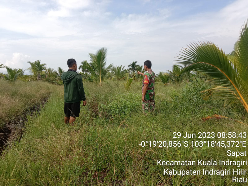 Babinsa Koramil 04/Kuindra Menghimbau Agar Tetap Jaga Karhutla