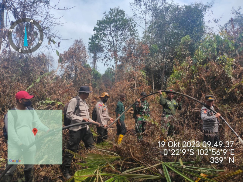 Cepat Tanggap, Babinsa Koramil 03/Tpl Dan Tim Karlahut Lakukan Pendinginan