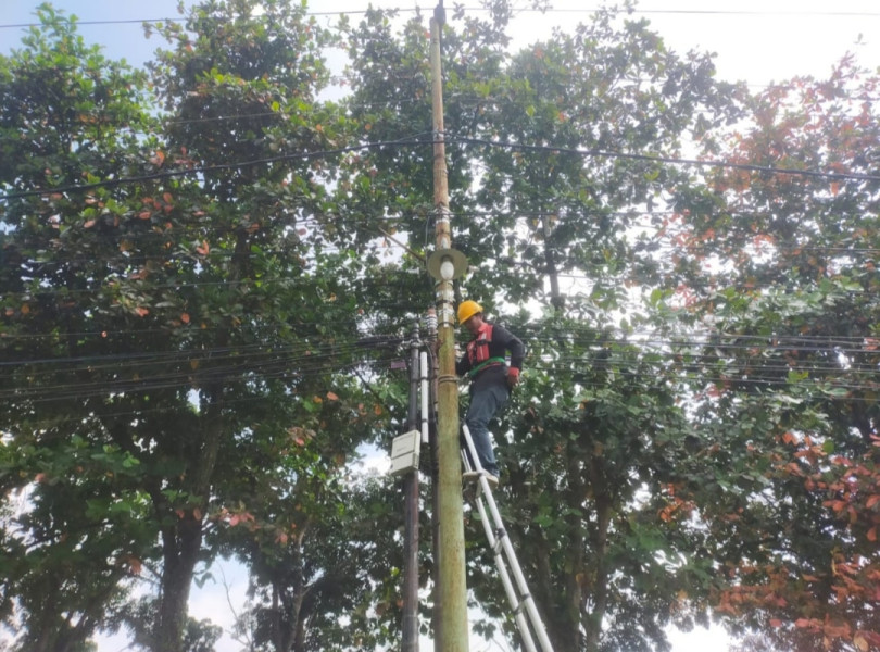 Tingkatkan Keandalan Jaringan, PLN Icon Plus Lakukan Penataan Kabel FO di Cipta Karya