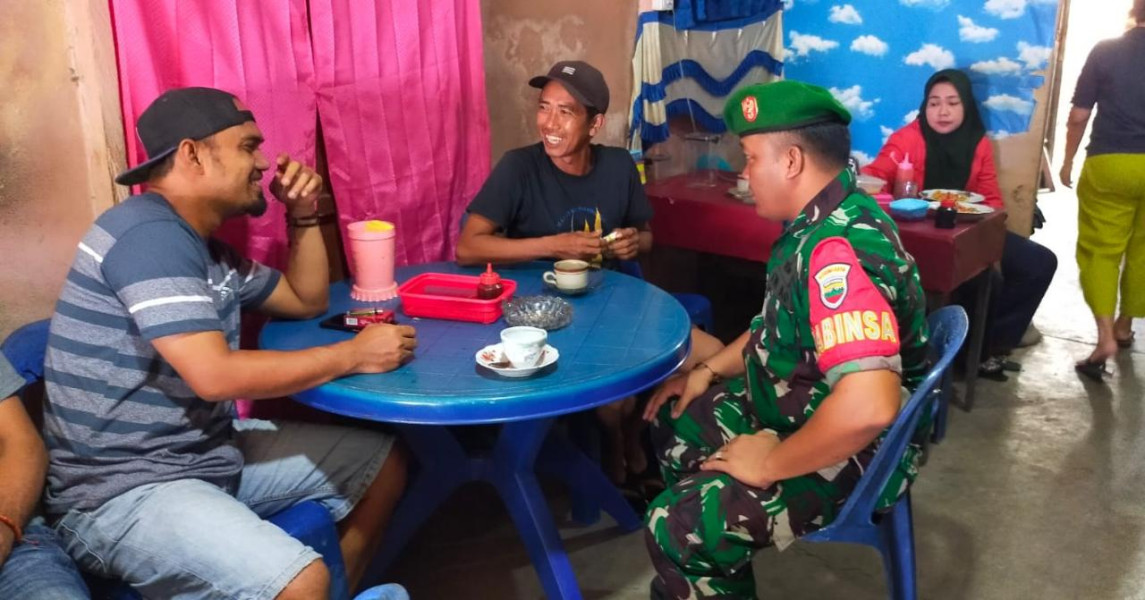 Babinsa 03/Tpl Komsos Dengan Tokoh Pemuda Di Wilayah Binaan