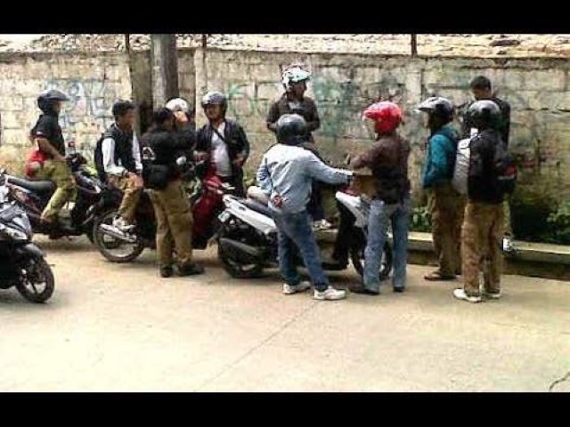 Debt Collector Rampas Motor Siswi SMP di Halaman Sekolah