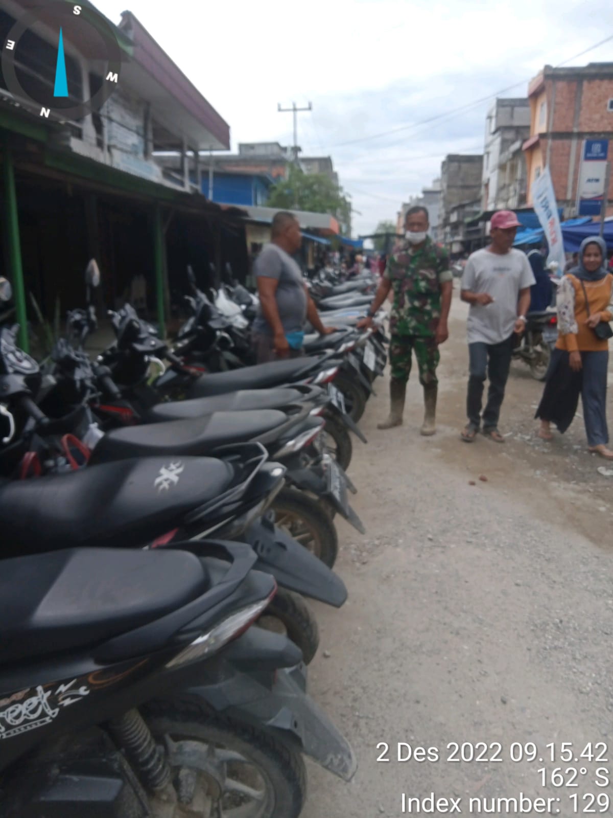 Bangun Kenyamanan Bersama, Babinsa Koramil 09/Kemuning Tertibkan Pedagang Kaki Lima dan Parkir Kendaraan