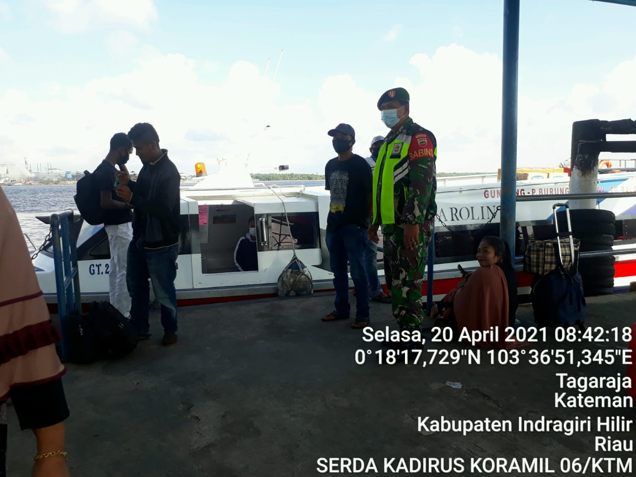 Babinsa Serda Kadirus Lakukan Pemantauan dan Penegakkan Disiplin kepada Masyarakat