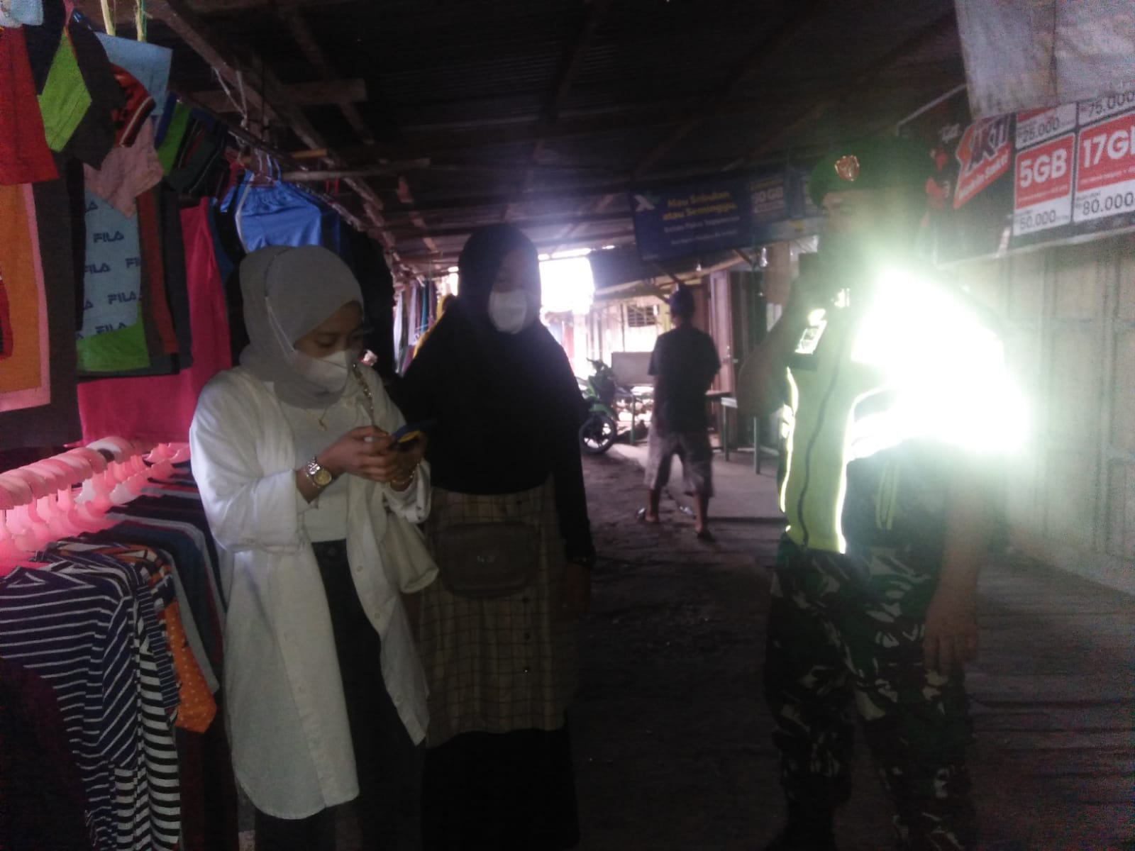 Serda Mas Yayat Laksanakan Penegakan Disiplin Prokes di Kelurahan Sapat