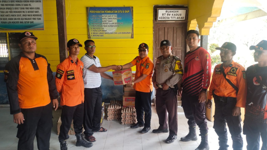 Pusdalops BPBD Rupat Utara Fasilitasi Masyarakat Terdampak Puting Beliung Di Desa Titi Akar