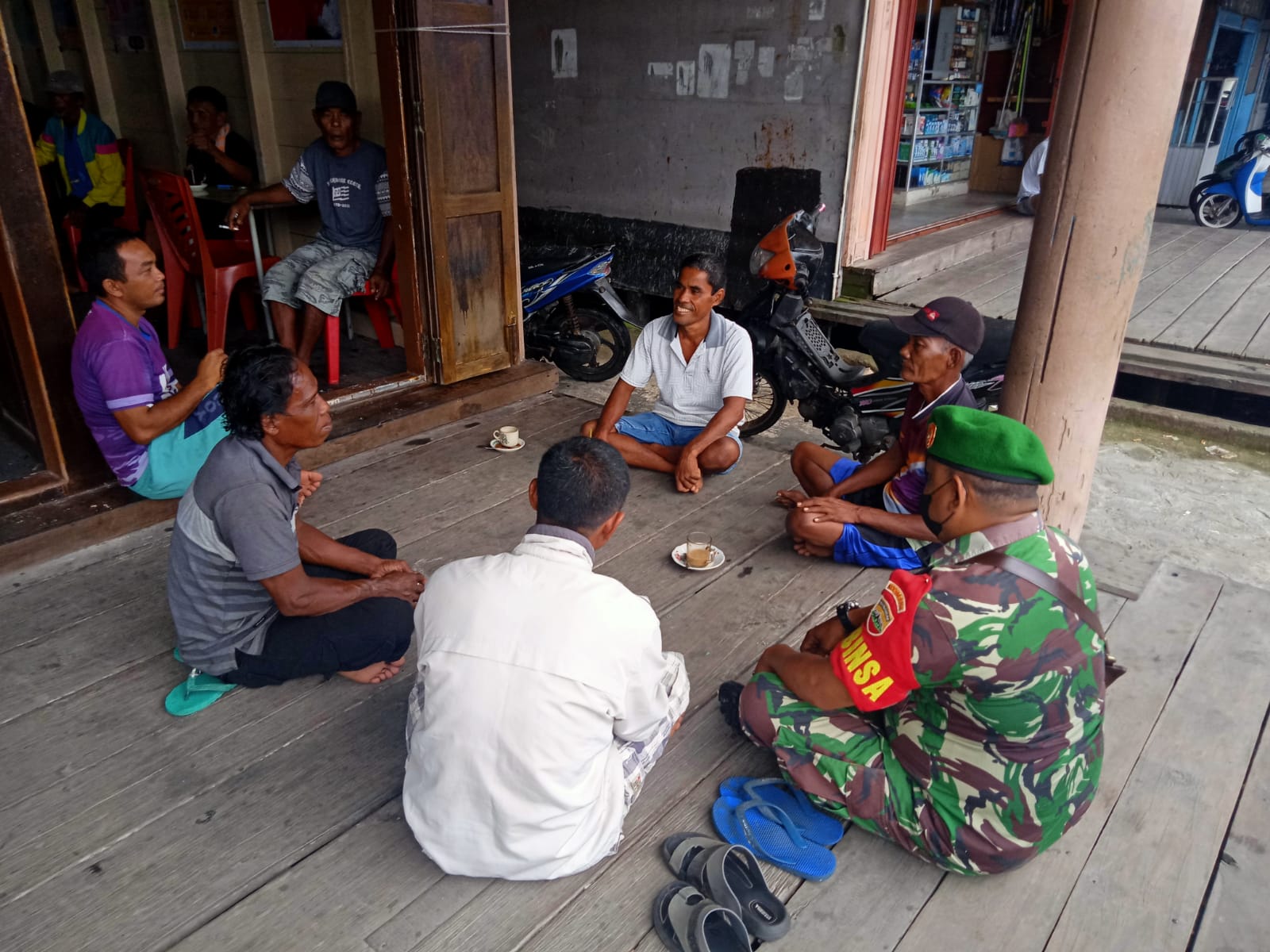 Pererat Silahturrahmi, Babinsa 04/Kuindra Aktip Lakukan Komsos Bersama Warga