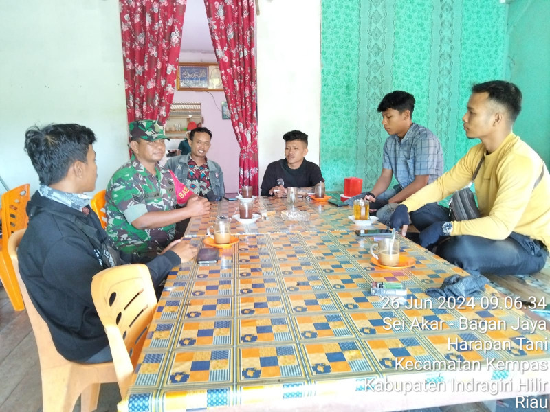 Kedekatan Babinsa Koramil 03/Tpl Bersama Pemuda Tampak Pada Giat Komsos di Desa Binaan