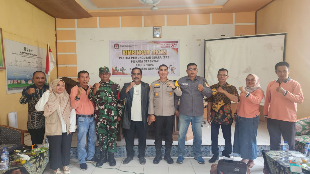 Kapolsek Kempas Beri Arahan kepada Panitia Pemungutan Suara Saat Bintek