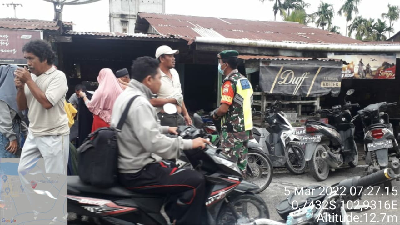 Personel Koramil 09/Kemuning Lakukan Penegakan Disiplin Protokol Kesehatan