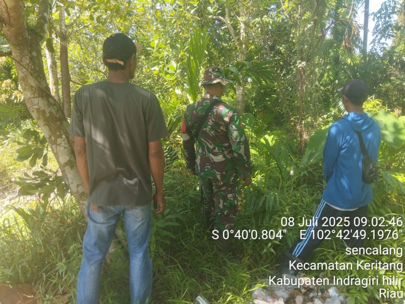 Babinsa Koramil 09/Kemuning Melaksanakan Patroli Karhutla di Desa Sencalang