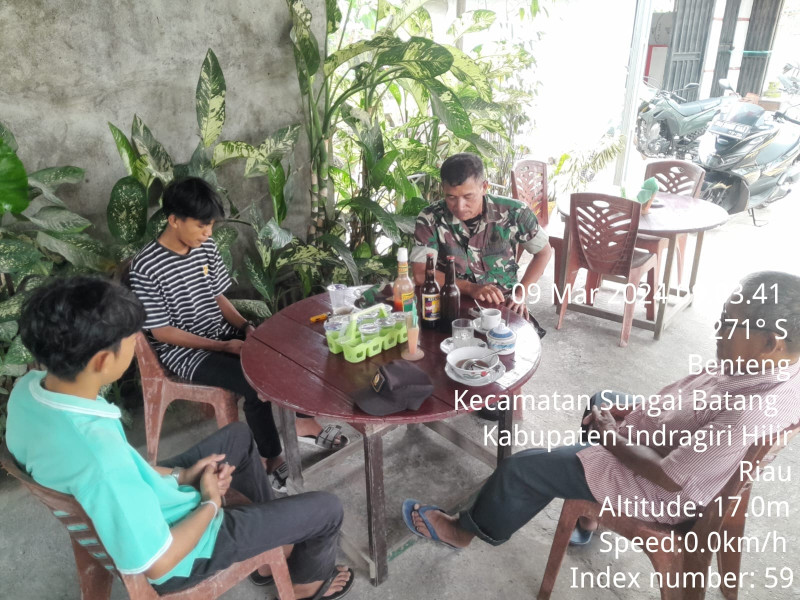 Saling Berbagi Informasi, Koramil 07/Reteh Pelda Nofiandi Giat Lakukan Diskusi Bersama Masyarakat