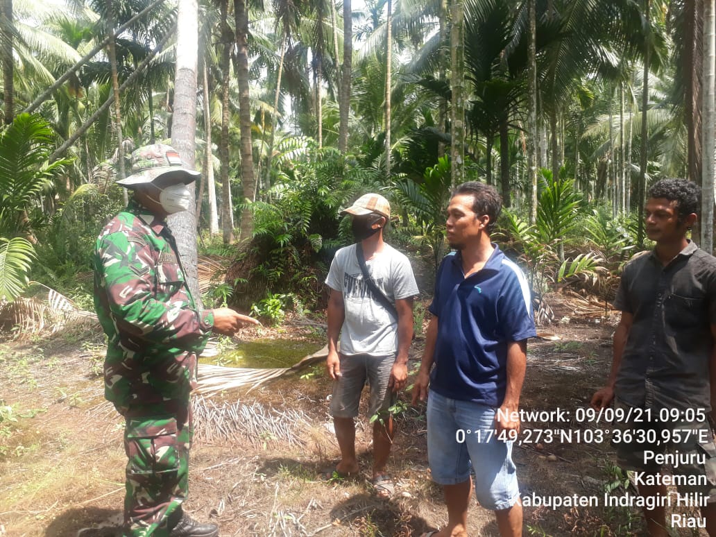 Patroli Karlahut di Penjuru, TNI dari Koramil 06/Kateman Ajak Warga Siaga