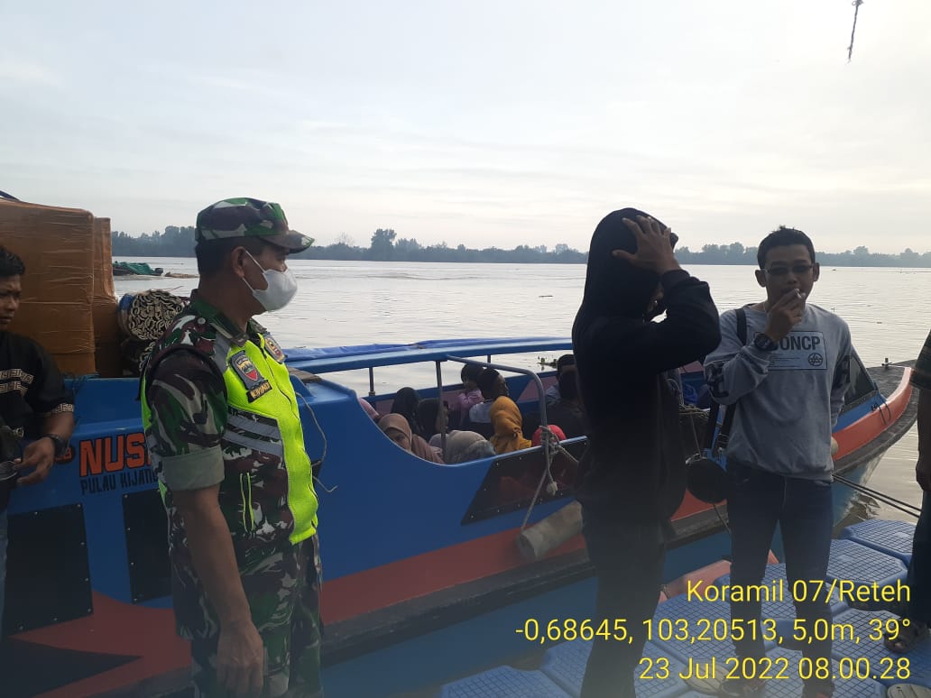 Babinsa Koramil 07/Reteh Tetap Laksanakan Pengecekan Prokes di Pelabuhan LMKD Kelurahan Pulau Kijang