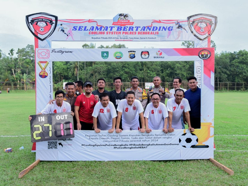 Sekda Bengkalis Ikut Permainan Bola Kaki dalam Upaya Cooling System Polres Bengkalis.