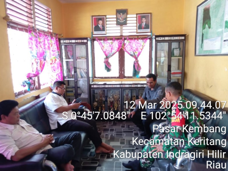 Babinsa Koramil 09/Kemuning Jalin Kerja Sama dengan Masyarakat Melalui Kegiatan Komsos