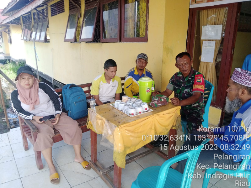 Bersama Staf Kecamatan, Babinsa Koramil 10/Pelangiran Lakukan Persiapan Dalam Menyambut HUT RI Ke 78