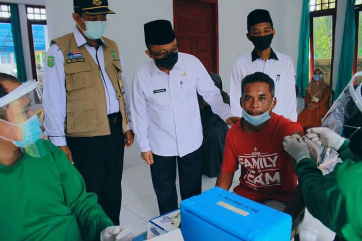 Tinjau Pelaksanaan Vaksin Serentak Se-Kabupaten Siak, Arfan Usman : Vaksin Aman dan Jangan Takut