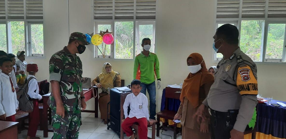 Babinsa Koramil 03/Tempuling Dampingi Vaksinasi Pelajar SD di Harapan Tani