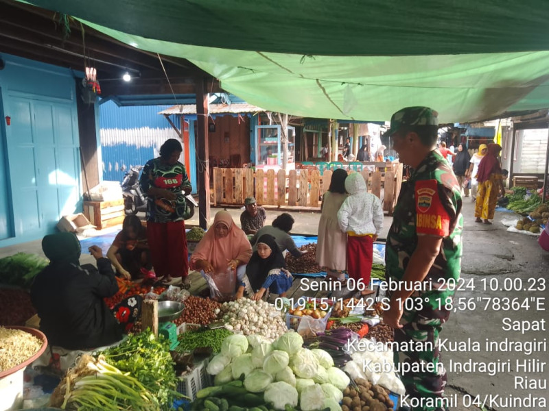 Upaya Babinsa Koramil 04/Kuindra Himbau Pedagang Agar Memberikan Harga Relatif Stabil Ke Konsumen