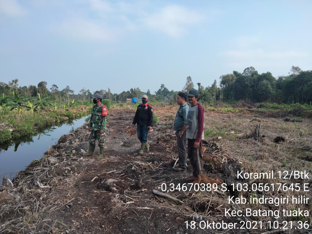 Babinsa Pasir Emas Koramil 12/Batang Tuaka Laksanakan Patroli Karhutla