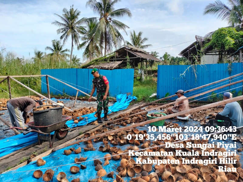 Menjelang Bulan Suci Ramadhan, Babinsa Koramil 04/Kuindra Jalin Silaturahmi Bersama Petani Kelapa