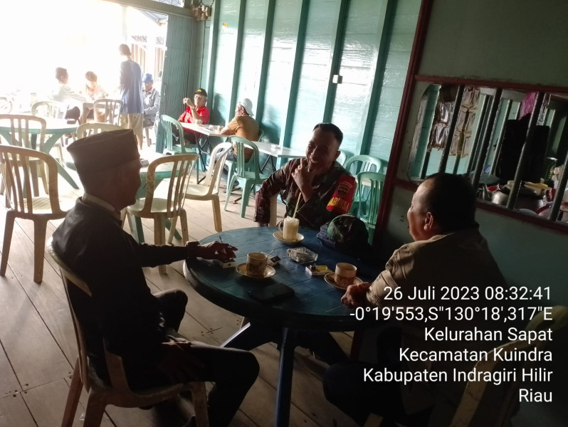 Memasuki Bulan Agustus, Babinsa Koramil 04/Kuindra Bersama Masyarakat Antusias Untuk Pasang Umbul-umbul