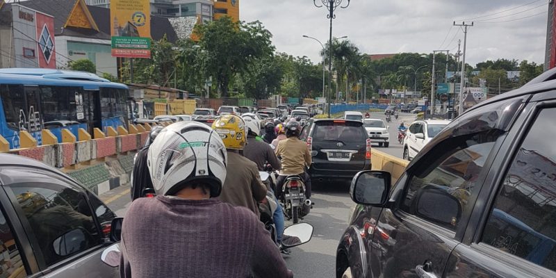 Supir Truk Demo di DPRD Riau, Jalan Sudirman Macet