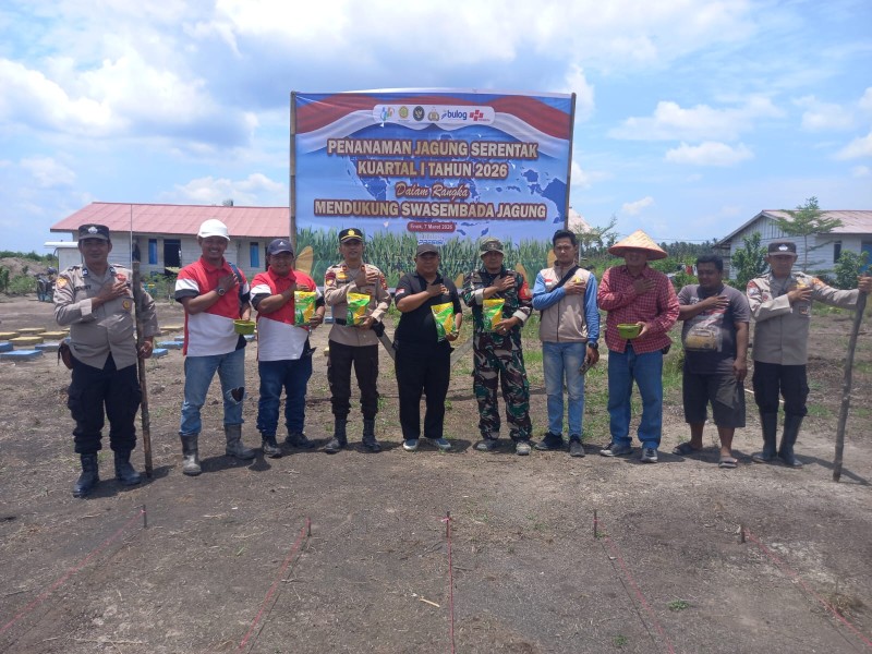 Polsek Enok Dukung Program Ketahanan Pangan Nasional dengan Penanaman Jagung Serentak