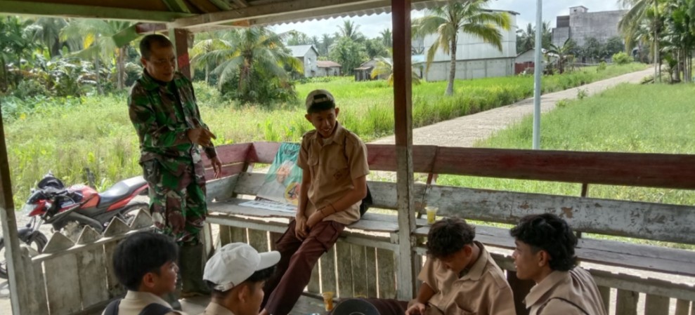 Babinsa Serka M Hasan Laksanakan Pengawasan SDM Terhadap Anak Sekolah