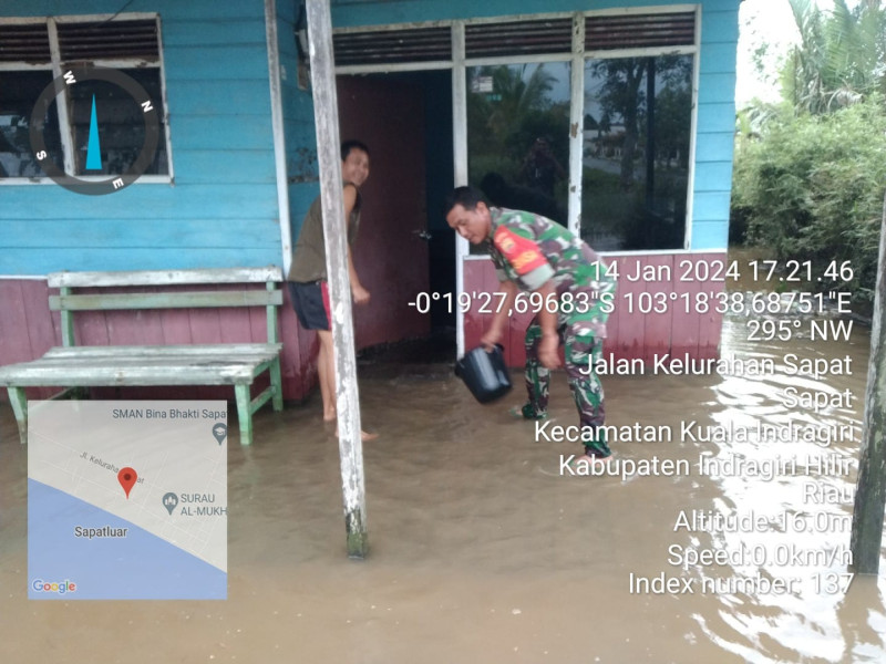 Siaga Banjir Babinsa Koramil 04/Kdr Terus Pantau Perkembangan Kondisi Diwilayah
