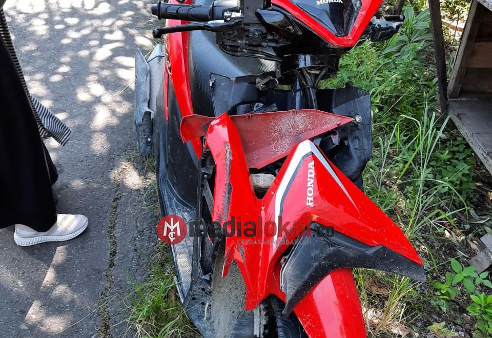 Niatnya Mau Mendahului, Pengendara Sepeda Motor di Inhil ini Malah Tabrak Mobil dari Belakang 