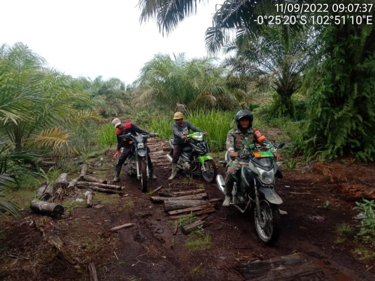 Sudah Mulai Panas, Babinsa 03/Tempuling Terus Giatkan Patroli Karhutla Ke Desa-Desa