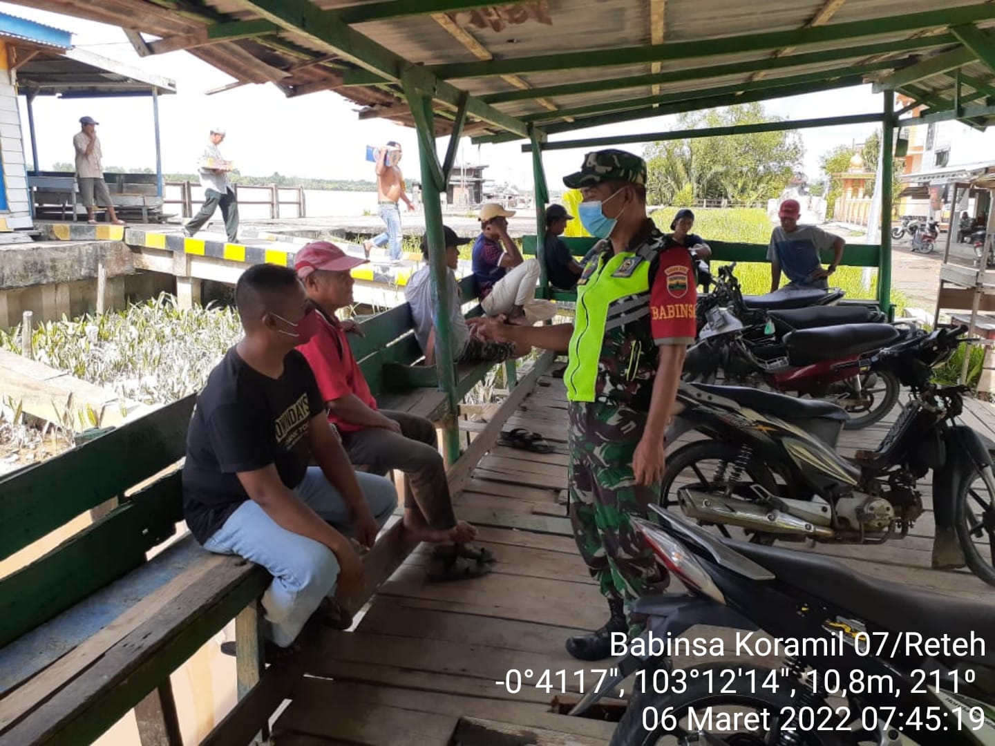 Dalam Rangka Mencegah Covid-19, Personel Babinsa Koramil 07/Reteh Terus Lakukan Penegakan Disiplin