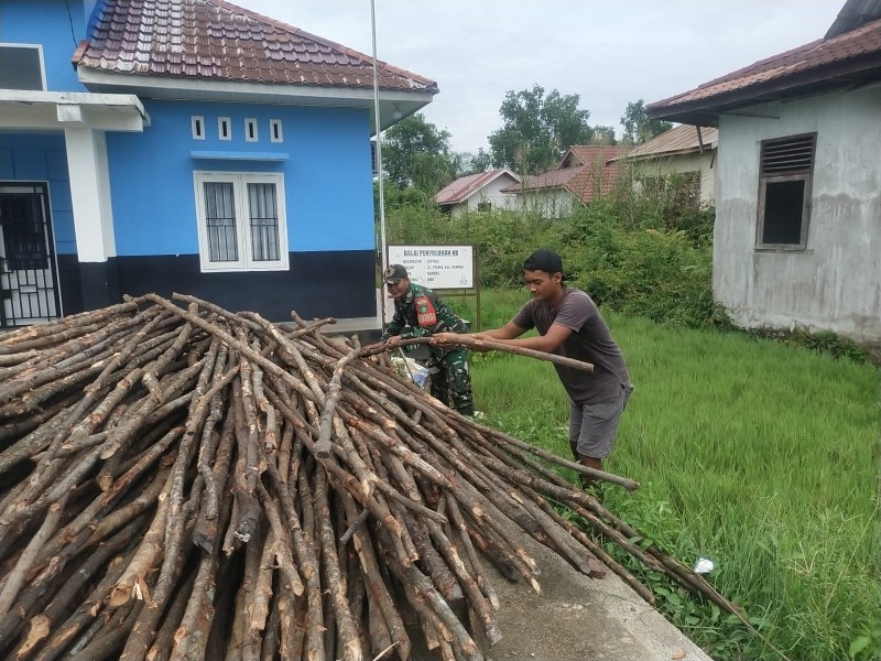 Babinsa Koramil 03/Tpl Bersama Warga: Pembongkaran Bahan Bangunan KDKMP Mulai Digulirkan