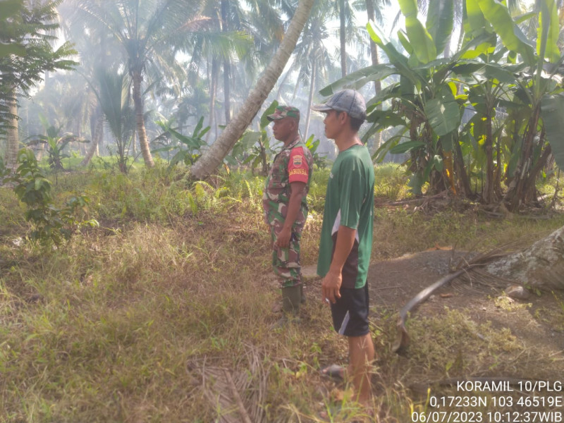 Bahaya Karhutla, Babinsa Koramil 10/Pelangiran Turun Lakukan Patroli Rutin