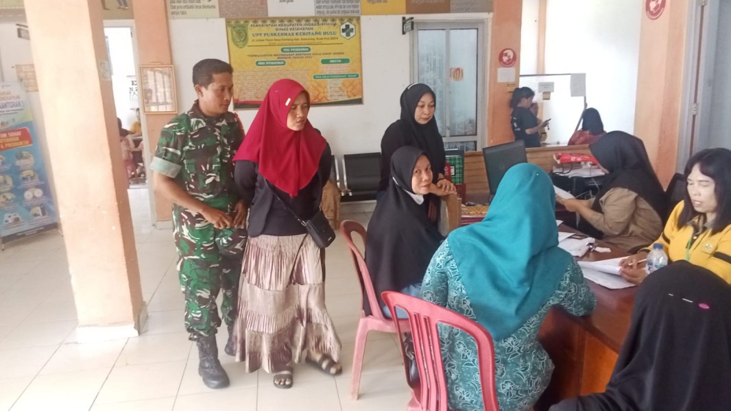 Pemeriksaan IVA Tes KB: Babinsa Koramil 09/Kemuning Dukung Kesehatan Masyarakat