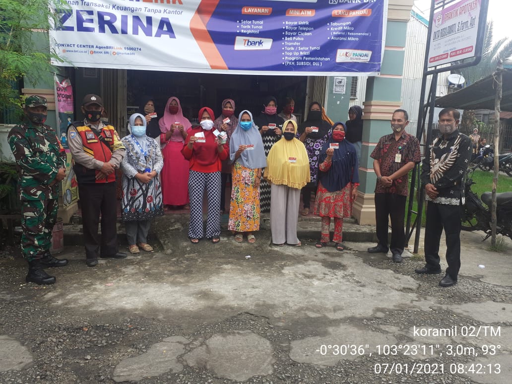 Babinsa Koramil 02/Tanah Merah dan Bhabinkamtibmas Kawal Penyaluran Dana KPM PKH di E Warung Zerina
