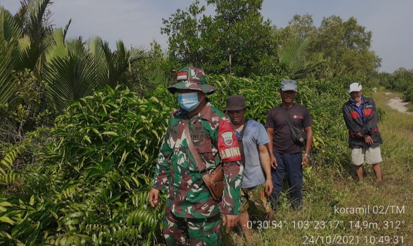 Mencegah Karhutla, Babinsa Terus Lakukan Patroli di Desa Tanah Merah