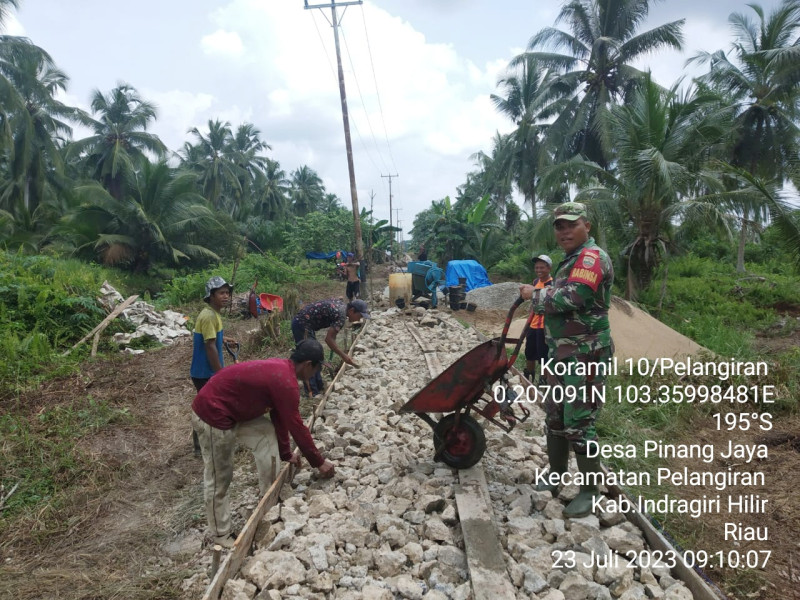Babinsa Koramil 10/Plg Giat Perbaiki Jalan Sebagai Kepedulian Kepada Warga