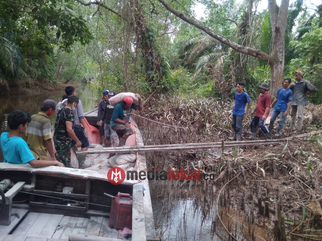 Melalui Sungai, Anggota TNI Bersama Warga Teluk Kiambang Angkut Bahan Material TMMD