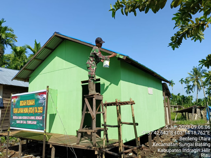 Anggota Koramil 07/Reteh Teruskan Pengerjaan Bedah Rumah Warga Agar Siap Dihuni