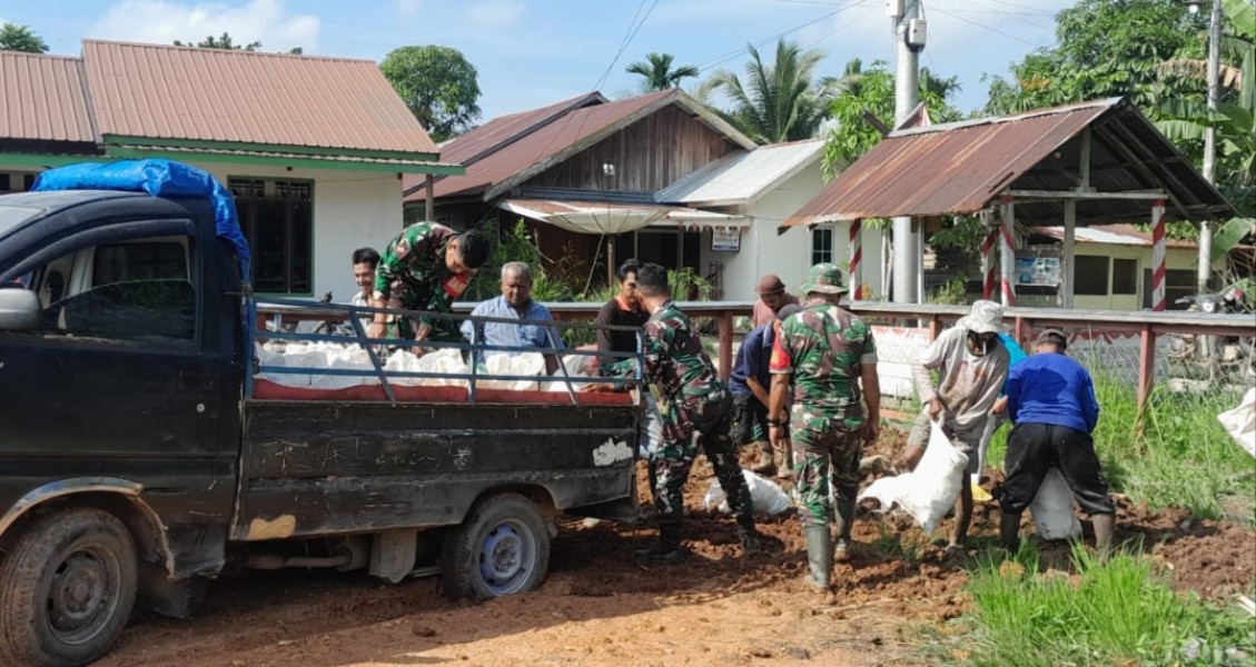 Babinsa Koramil 05/Gas Laksanakan Gotong Royong Bersama Warga, Semangat Kebersamaan Mengalir