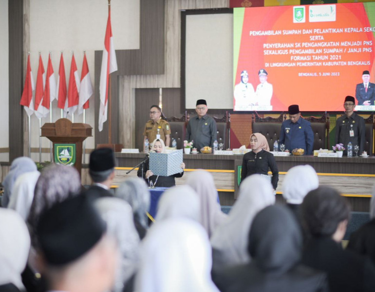 Bupati Kasmarni Lantik 94 Kepala Sekolah TK, SD dan SLTP