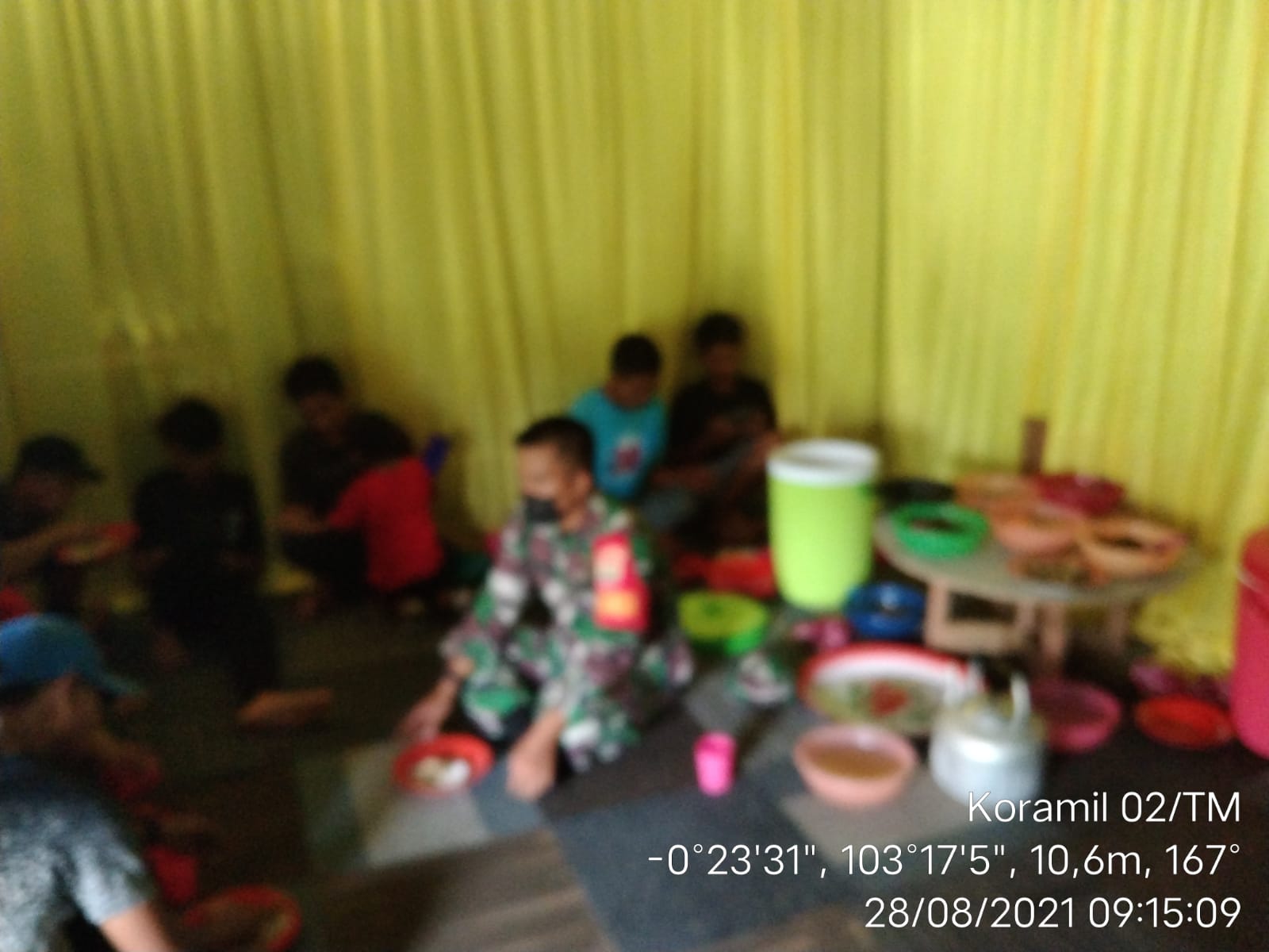 Bangun Keakraban, Babinsa Koramil 02/Tanah Merah Laksanakan Komsos di Wilayah Binaan