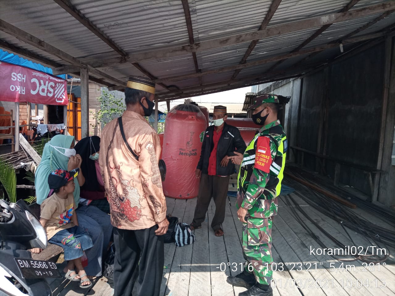 Personil Koramil 02/Tanah Merah Lakukan Penegakan Protkes di Pelabuhan Penyeberangan
